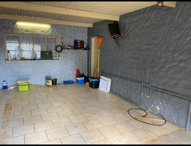 6 BEDROOM HOUSE FOR SALE IN GROOTVALY